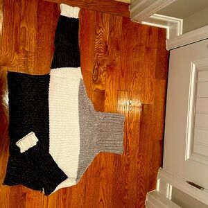 Cropped turtleneck sweater. Excellent condition. Super soft.